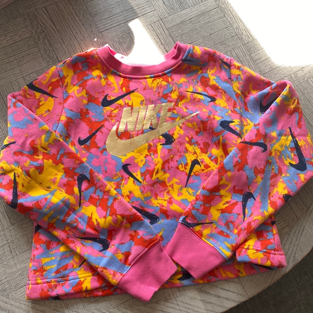 Vibrant Nike crew neck crop sweatshirt. Worn 1 time.